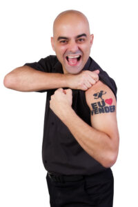 Homem mostrando a língua com tatuagem de vendas - entender seu cliente