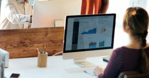 Mulher utilizando um software crm em um computador