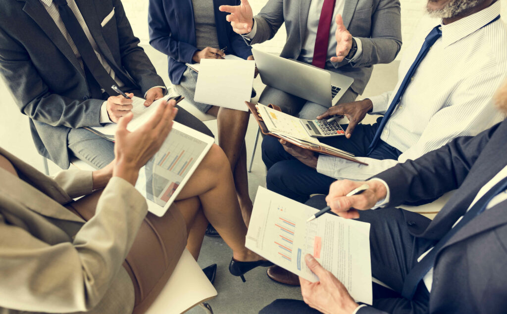 Grupo de pessoas em reunião - como alcançar a fidelização de clientes SMark CRM