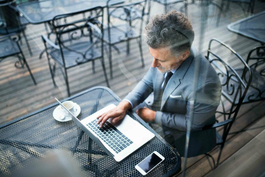 homem trabalhando no computador - como escolher um crm de vendas